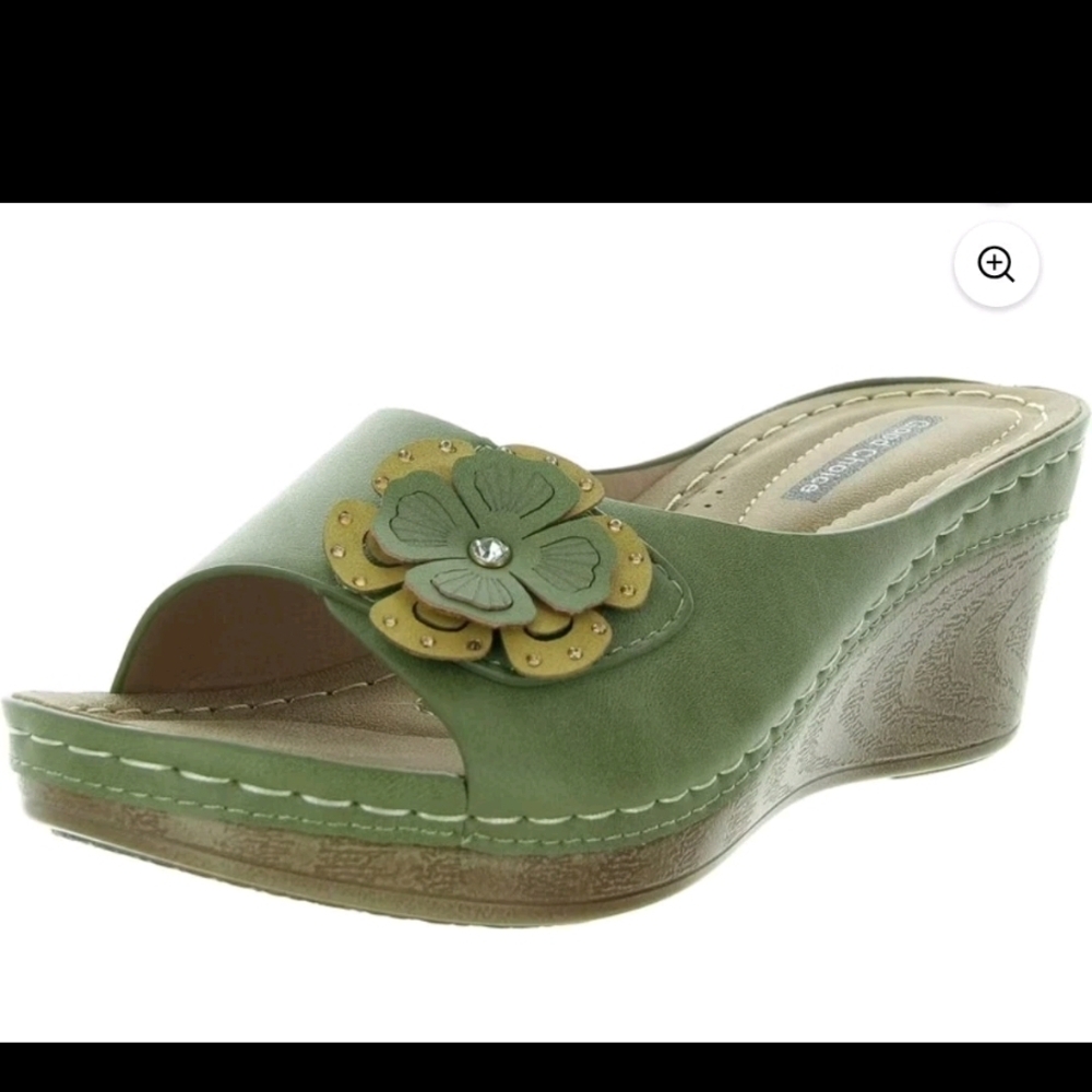 Chic Green Wedge Sandals with Floral Accent